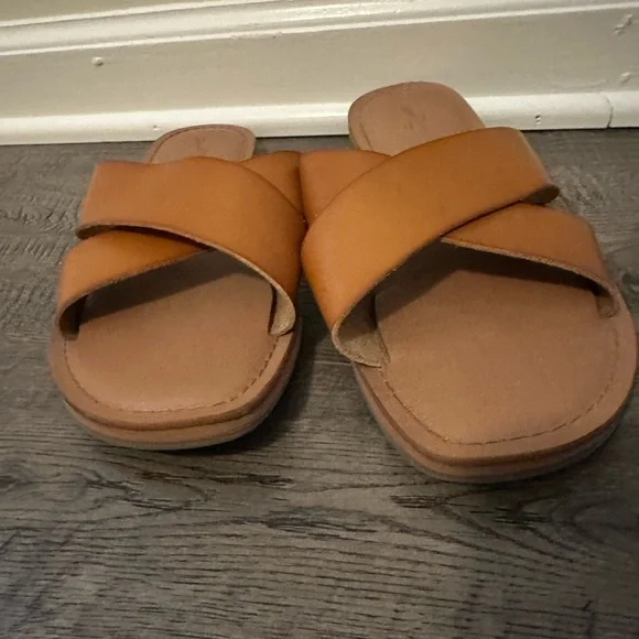 Universal Thread Flat Sandals. Size 8 - Picture 3 of 4